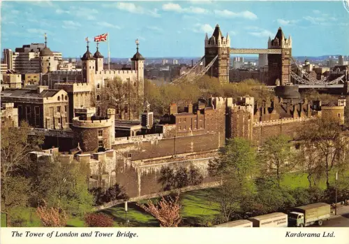B87701 the tower of london and town bridge uk