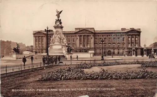 B90872 buckingham palace and queen victoria statue london uk