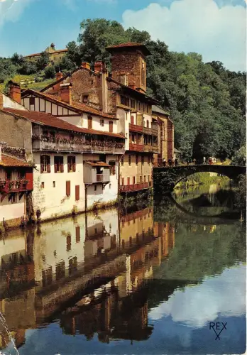 BR9063 St Jean Pied de Port vieilles Maisons sur la Nive et le Pont france