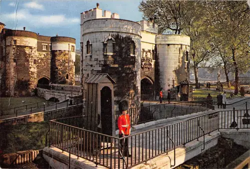 BR92351 Sentry at Tower of London Military UK