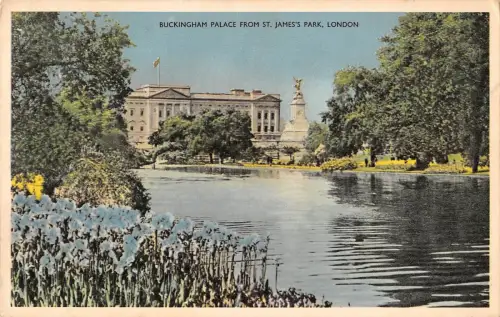 BR69831 Buckingham Palace aus St James Park London UK