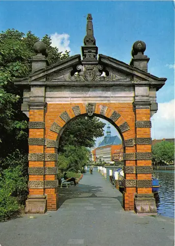 BG13338 emden stadttor mit durchblick zum rathaus germany