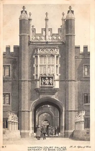 BR65161 Hampton Court Palace Gateway to Base Court UK