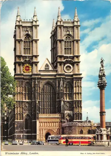 B102997 westminster abbey london bus uk