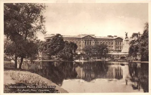 BR58411 Buckingham Palace from the Lake St James Park London UK