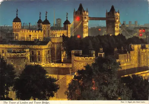 B102366 the tower of london and tower bridge uk