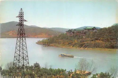 B75261 das Fährboot am Fuße der einsamen Hügelschiffsbateaux