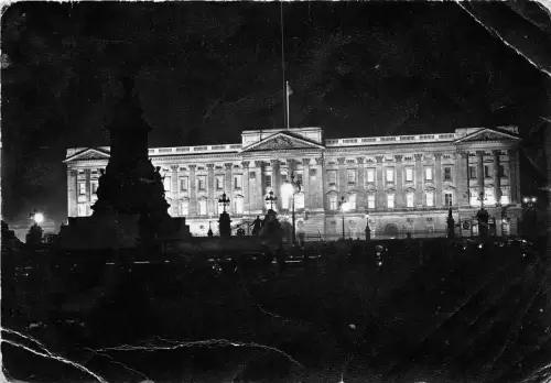 BR6808 Buckingham Palace with the Queen Victoria Memorial london uk
