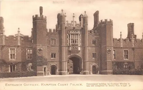 BR58367 Eingangstor Hampton Court Palace UK