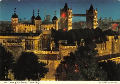 B96685 the tower of london and tower bridge uk