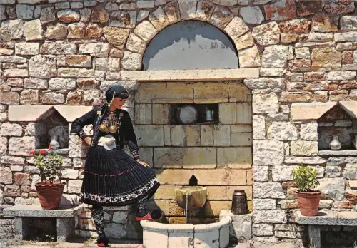 B96417 griechische lokale Kostüme von Metsovon Sarakastana