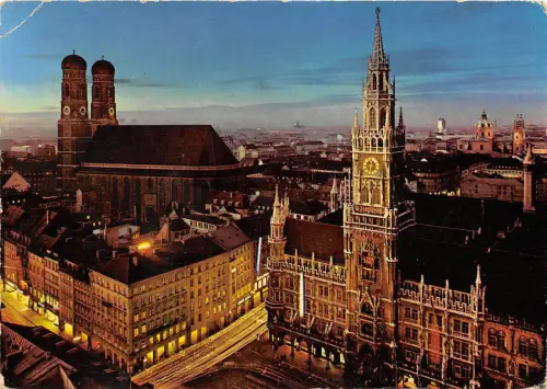B83442 münchen blick auf rathaus und frauenkirche germany