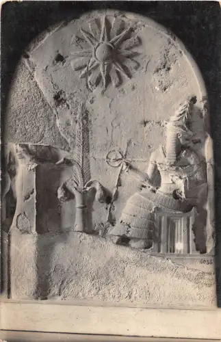 B6951 Skulpturen Louvre Antiquites Asiatiques Personnage arrosant une fleur sacr