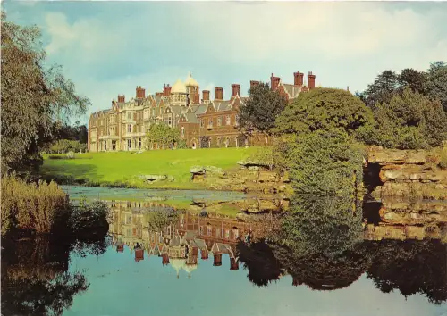 B87075 sandringham house and lake uk