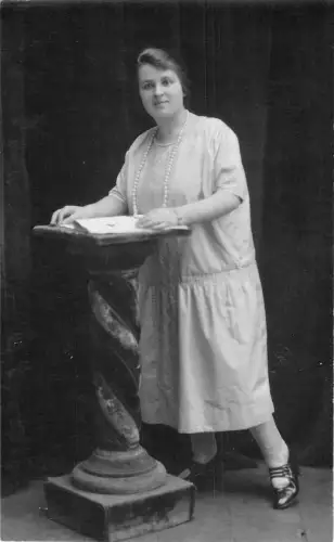 uk38307 lady photo social history real photo uk lot 16 uk colchester