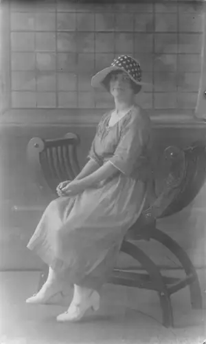 uk38309 lady photo social history real photo uk lot 16 uk