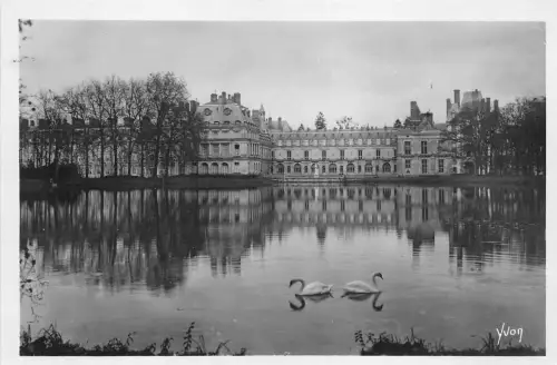 B38664 Fontainebleau Facade du Palais vue de l`Etang des Carpes france