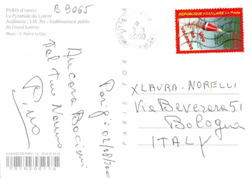 B9065 Piramide de Louvre Paris