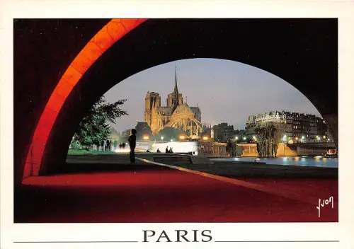 B31599 Paris Vision nocturne le long des quais de la Tournelle france