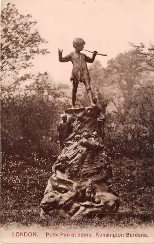 B85876 Peter Pan Statue Kensington Gardens London UK