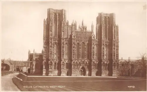 B5731 Brunnen Kathedrale Westfront