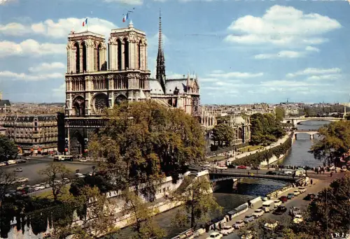 BF2743 notre dame et la seine paris car voiture france