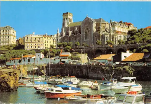 BR8939 Le port des pecheurs et l eglise Saint Eugenie Schiff Biarritz Frankreich
