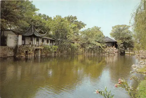 BR25795 Gentle Wawes Pavilion Jardin des vagues 2 Scans Porzellan