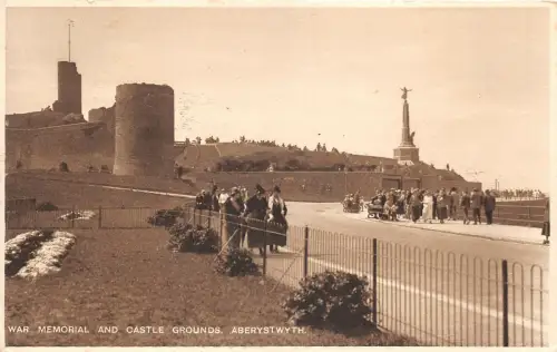 uk48511 Kriegsdenkmal und Burggelände Aberystwyth Wales Echtfoto UK