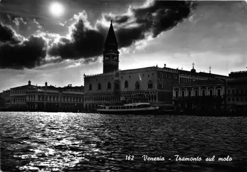 BR11690 Venezia Le quai au coucher du soleil tramonto sul molo italy