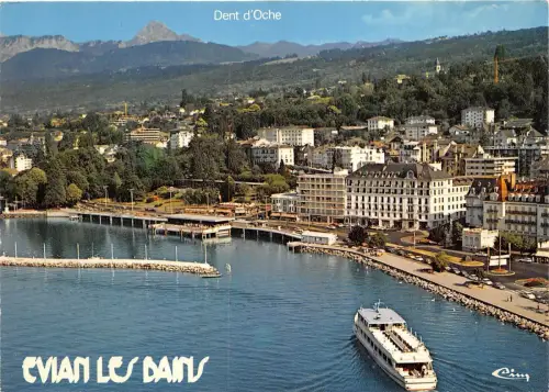 BR11089 Evian les bains bateau arrivant au port france