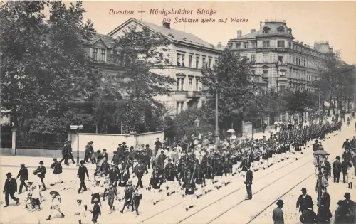 bg18453 Dresden Koninsbrucker strasse die Schutzen ciehn auf wache germany