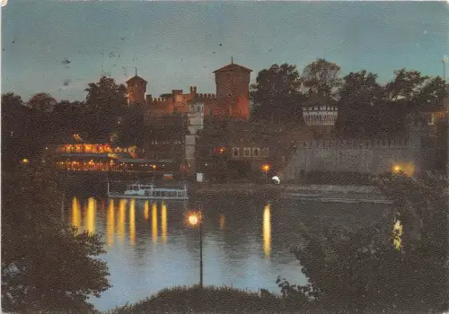 B75688 Torino notturno sul po e castelo medioevale italy