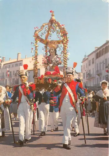 BR13047 Saint tropez Grande Procession du 17 mai eur le port france