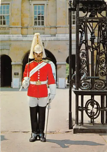 B102445 sentry at horse guards whitehall london uk