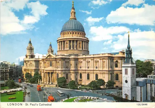 BT17985 london st paul s cathedral bus uk