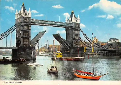 BR89909 tower bridge london ship bateaux uk
