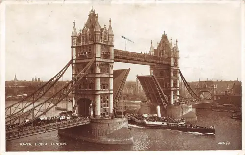 BR61174 Tower Bridge Schiff Bateaux London UK