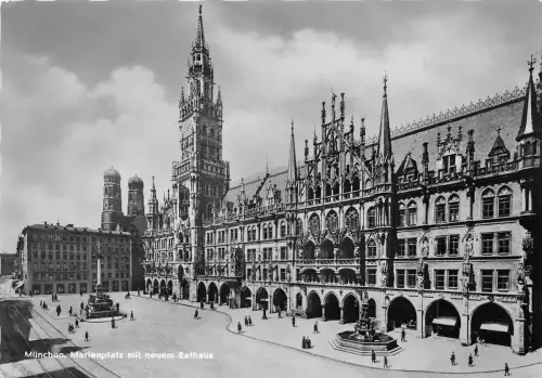 B35179 München Marienplatz mit neuem Rathaus Deutschland