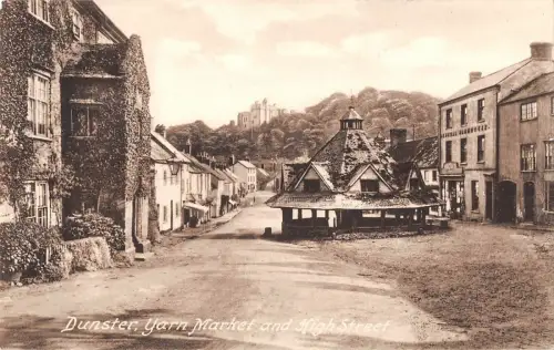 BR81452 Dunster Garnmarkt und High Street UK