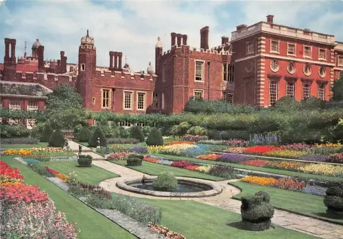 Bg32769 hampton court palace middlesex the pond garden uk
