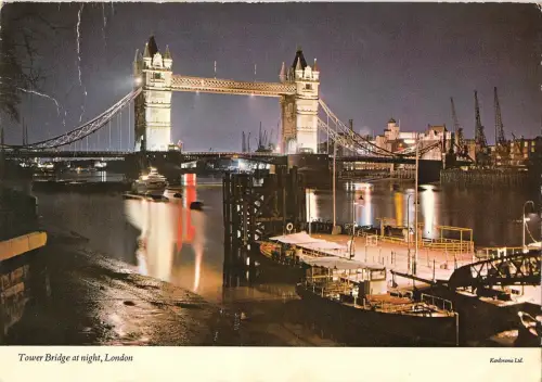 B100293 tower bridge at night ship bateaux london uk