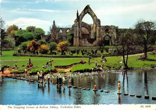 B87542 the stepping stones at bolton abbey yorkshire dales uk