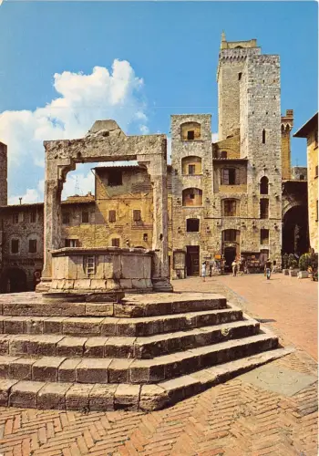 B69410 Italia Siena Citta di S Gimignano Piazza della Cisterna italy