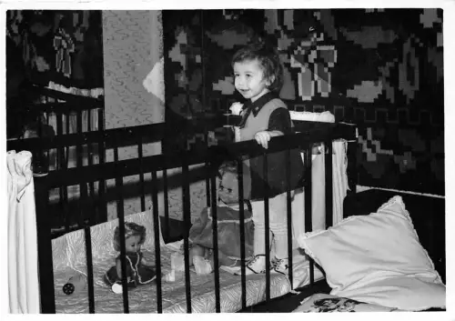 B26594 Vrais Photo Enfant avec Peluches Mädchen mit Puppe Spielzeug