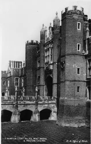 BR58889 Grabenbrücke und Western Gateway Hampton Court Palace UK