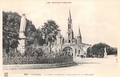 B37280 Loudres La vierge couronnee L`splanade et la Basilique france
