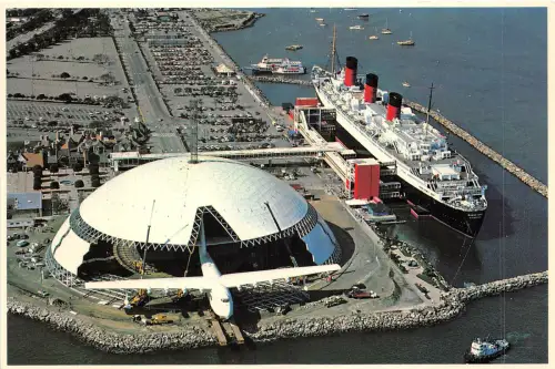 Lot 19 Queen Mary and Spruce Goose Schiff Flugzeug Flughafen Kalifornien USA Long Beach