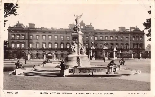 uk30181 queen victoria memorial buckingham palace london real photo uk