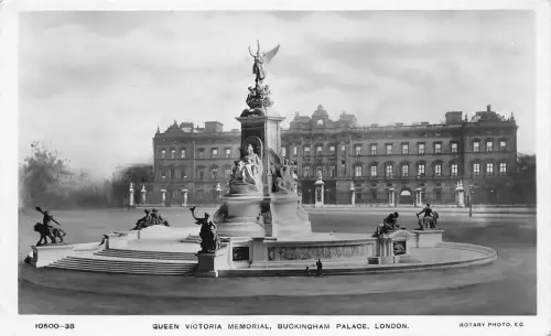 B85745 gates of buckingham palace the queen victoria memorial london uk
